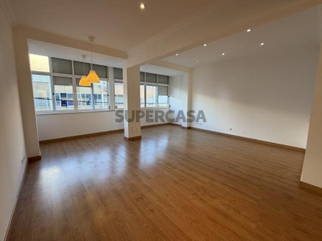 Apartamento T4 Transformado em T3 | Almada | Vista Rio