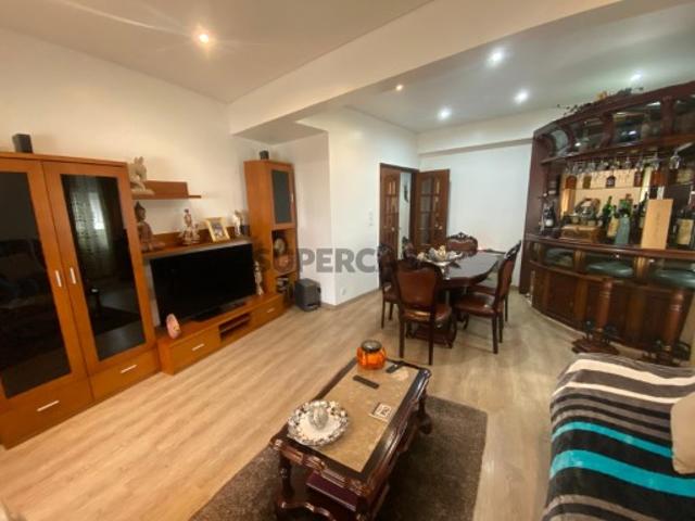 Apartamento T4 transformado em T3 | Localizado no Cacém de Cima perto da Loja do Cidadão | Marque já a sua visita, não perca a oportunidade