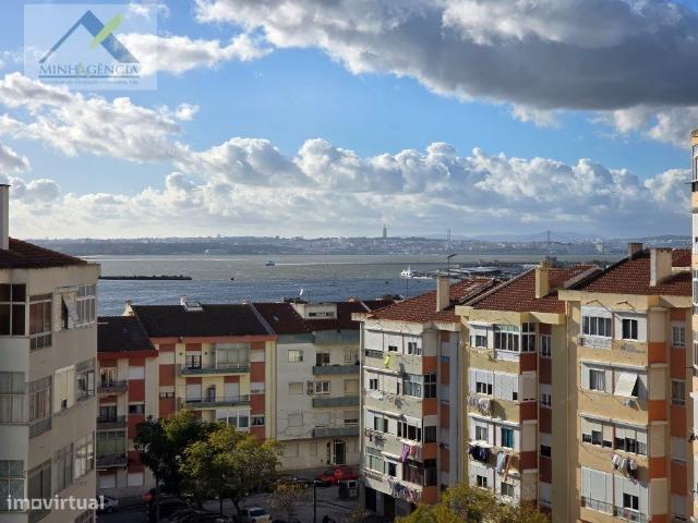 Apartamento T4 transformado em T3 no Barreiro