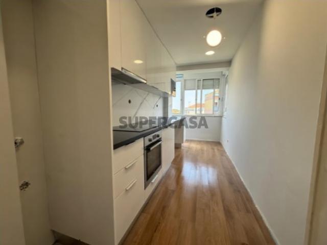Apartamento T4 transformado em T3 no Laranjeiro