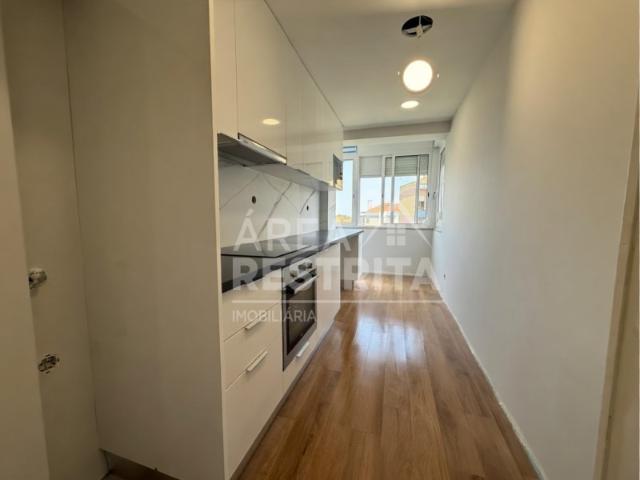 Apartamento T4 transformado em T3 no Laranjeiro