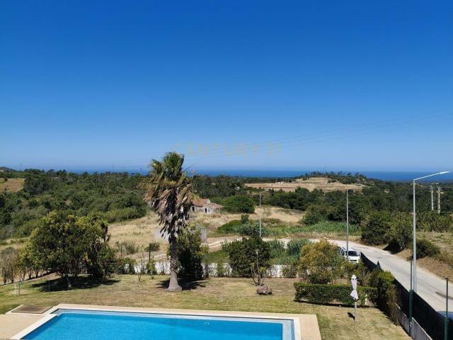 Apartamento T4 transformado em T3 no Zambujal Sesimbra em condomínio privado