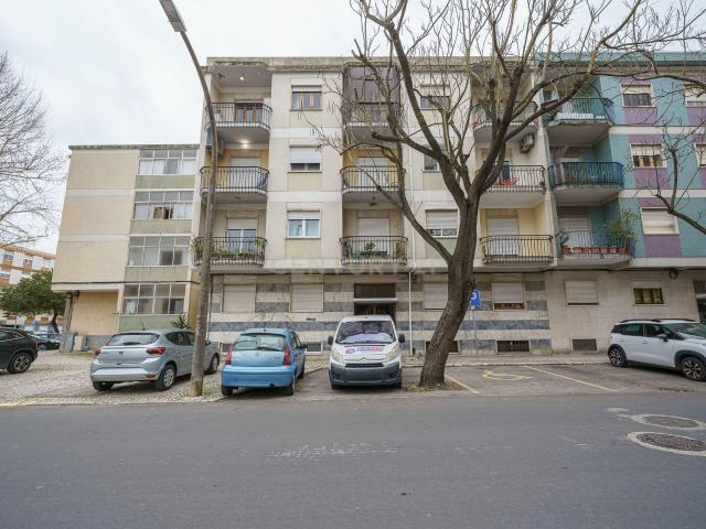 Apartamento T4 Transformado em T3 situado no bairro do Montalvão Setúbal