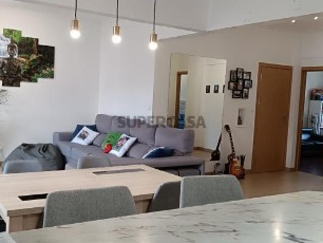 Apartamento T4 transformado em T3, remodelado no Feijó, Almada