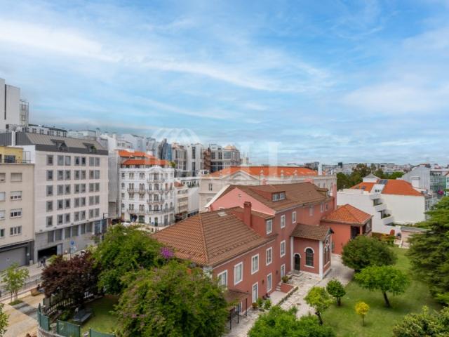 Apartamento T4 triplex, nas Avenidas Novas, em Lisboa