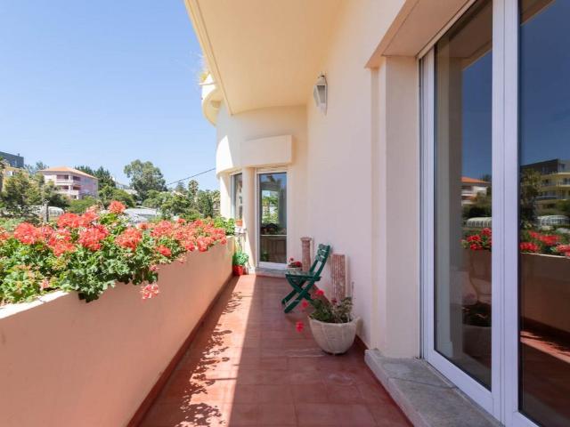 Apartamento T4, varanda e garagem, a minutos da Praia do Est. 210m² Cascais e Estoril