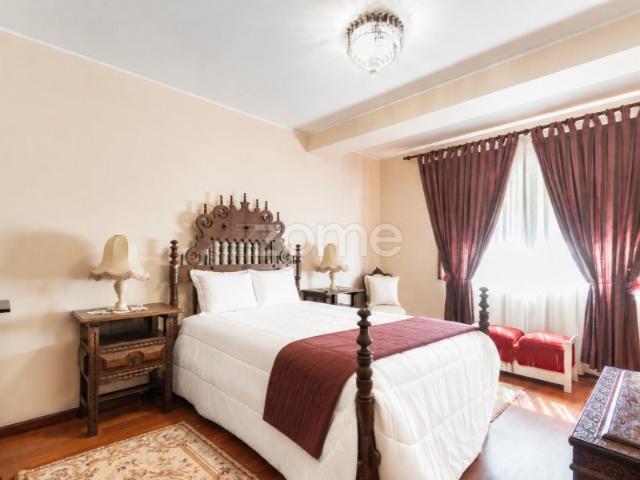 Apartamento T4, à Praça das Flores, 2 varandas, 4 arrumos