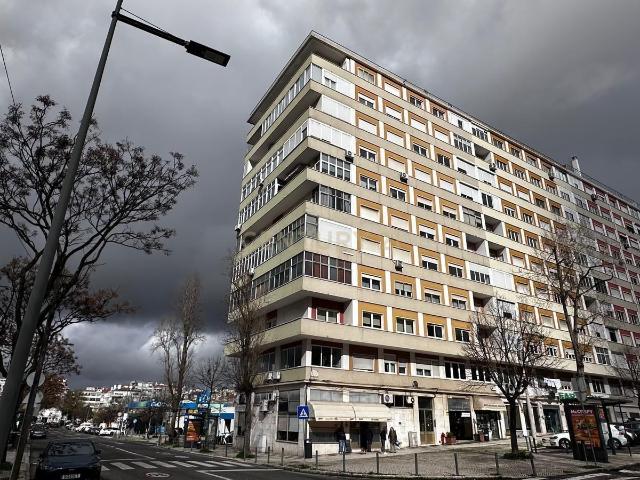Apartamento T4 à Venda em Benfica – 9.º Andar com Vista Desafogada | Elevador