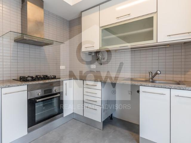 Apartamento T4 acabado de remodelar com cozinha parcialmente mobilada