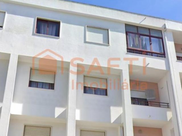Apartamento T4 Totalmente Remodelado com Arrecadação Amora