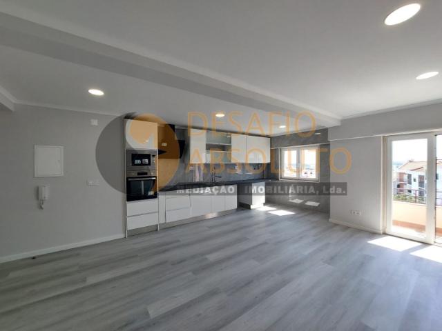 Apartamento T4, Amora, Seixal, Totalmente Remodelado