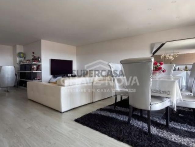Apartamento T4 c/ Garagem Fechada para 3 viaturas em Santa Marinha GaiaShopping