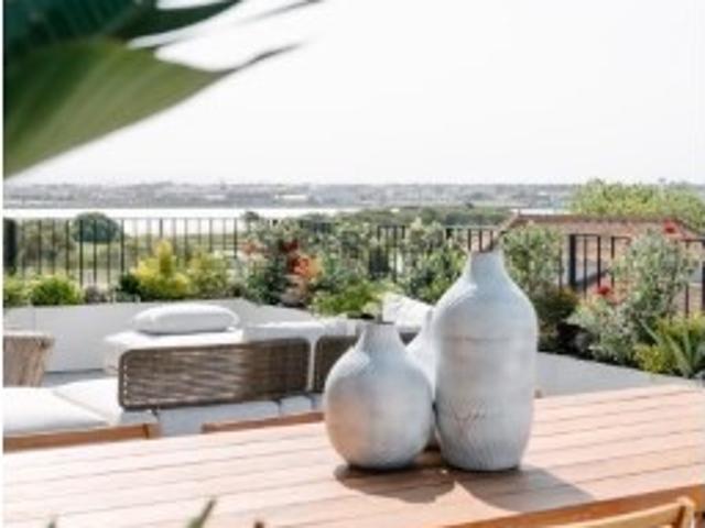 Apartamento T4 c/ Terraço Localizado na Praia da Barra