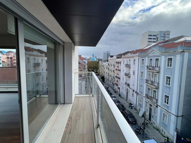 Apartamento T4 com 3 lugares de garagem | Campo Pequeno