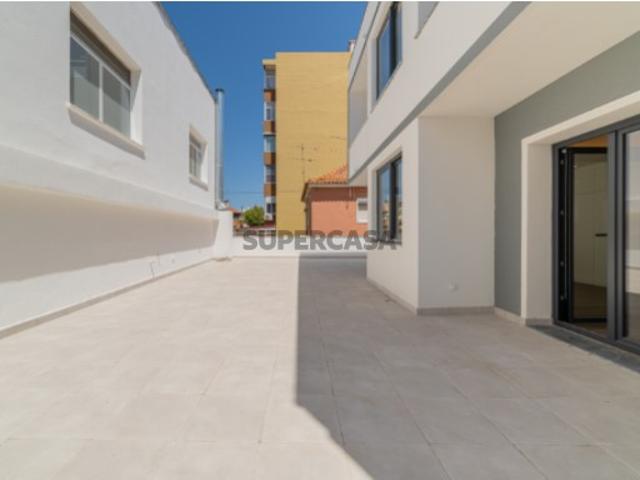 Apartamento T4 com 3 Suites, Águas Furtadas e Garagem em Almada