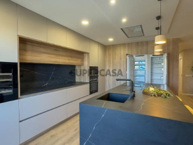 Apartamento T4 com 3 Suites e Garagem Fechada Moderno e Sofisticado
