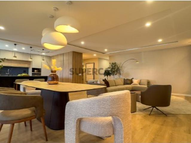 Apartamento T4 com 3 Suites e Garagem Fechada Moderno e Sofisticado