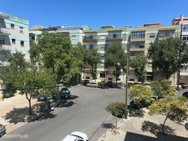 Apartamento T4 com 100m e dois WC para Remodelao Laranjeiro, Alma
