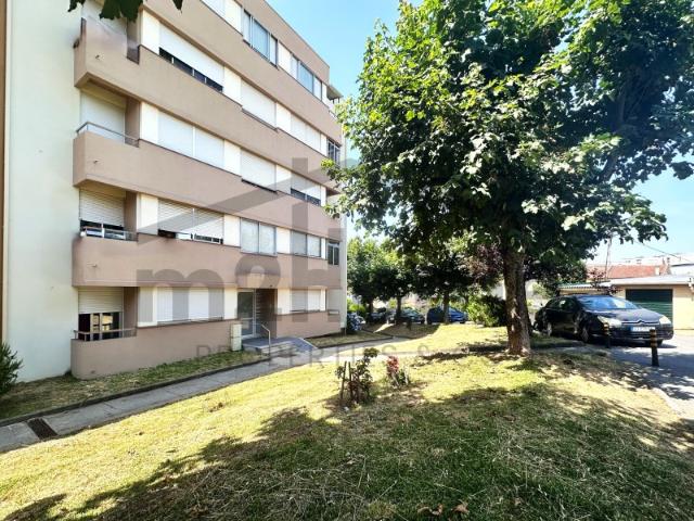 Apartamento T4 com 121 m² | Excelente Potencial de Reabilitação | Lomar Braga | Junto à Bosch