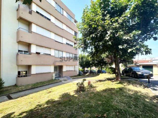 Apartamento T4 com 121 m² | Excelente Potencial de Reabilitação | Lomar Braga | Junto à Bosch