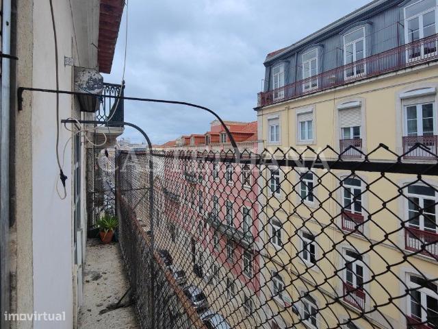 Apartamento T4 com 175m2 para remodelao no centro de Santos