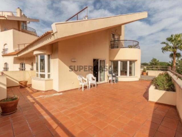 Apartamento T4 com 202m2 de área bruta privativa inserido em condomínio fechado com jardim, piscina e portaria no prestigio nas Villas Gandarinha em Cascais. em zona nobre, muito central de fácil acesso ao centro histórico de Cascais