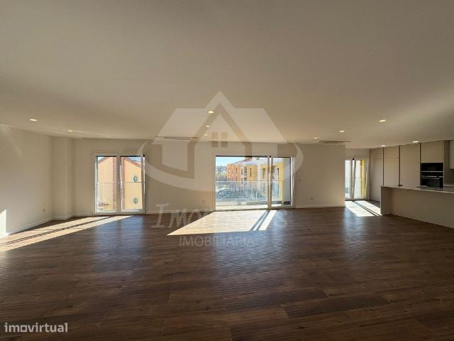 Apartamento T4 com 298m2, duplex com garagem e terrao, em Alcochete