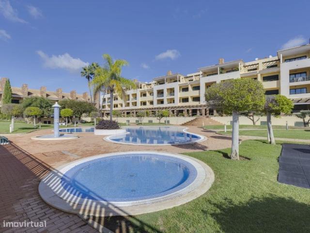 Apartamento T4 com 358m2 em Vilamoura com 4 estacionamentos e 3 arr.