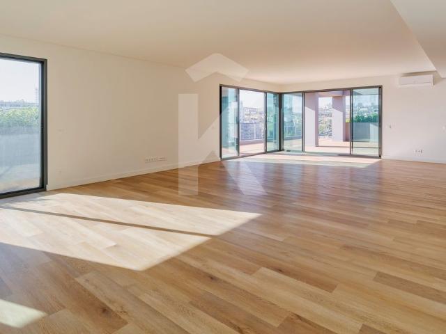 Apartamento T4 com 575 m em Miraflores