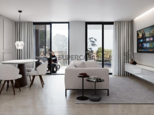 Apartamento T4 com Áreas Amplas, Varanda e Garagem em Pedrouços