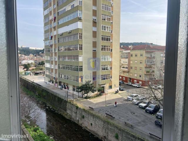 Apartamento T4 com arrecadao, no centro de Odivelas