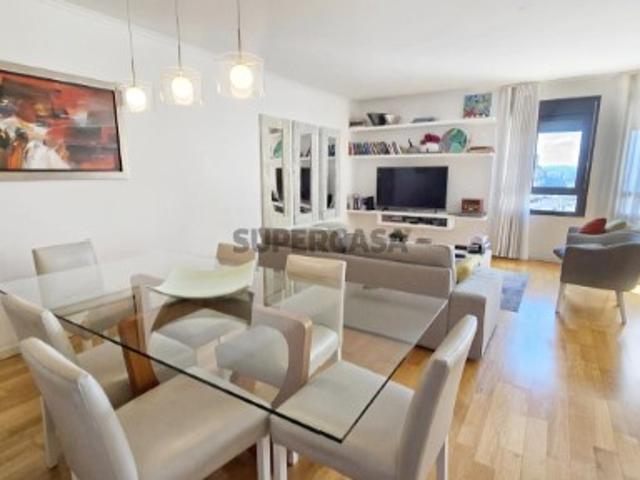 Apartamento T4 com bonitas vistas no Condomínio Jardins de Campolide