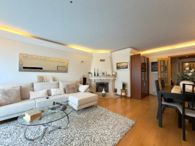 Apartamento T4 com Garagem box, na Amadora