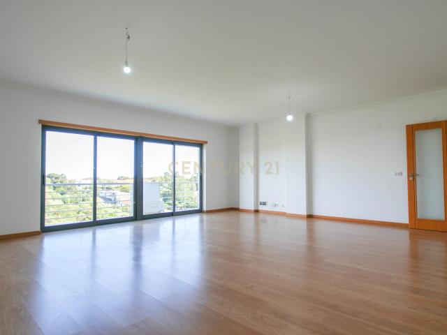 Apartamento T4 com garagem box para arrendamento na Caparica