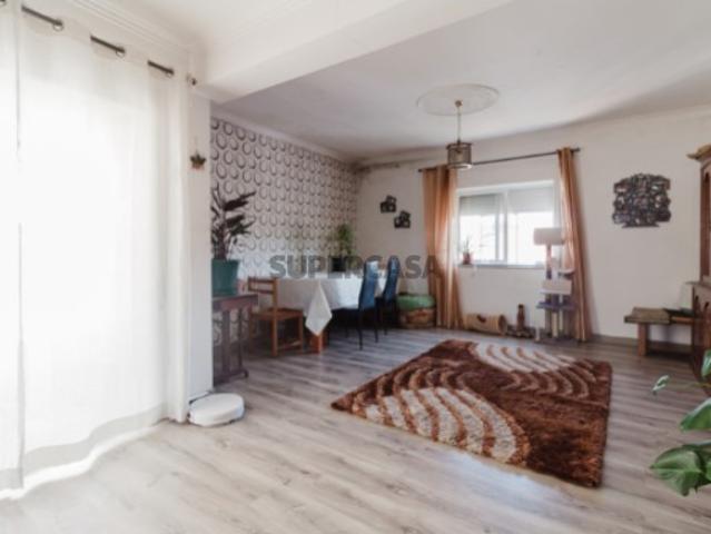 Apartamento T4 com garagem e espaço exterior em Ceira Coimbra
