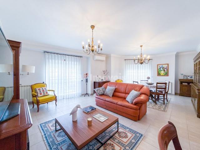 Apartamento T4 com garagem, na zona norte do Entroncamento