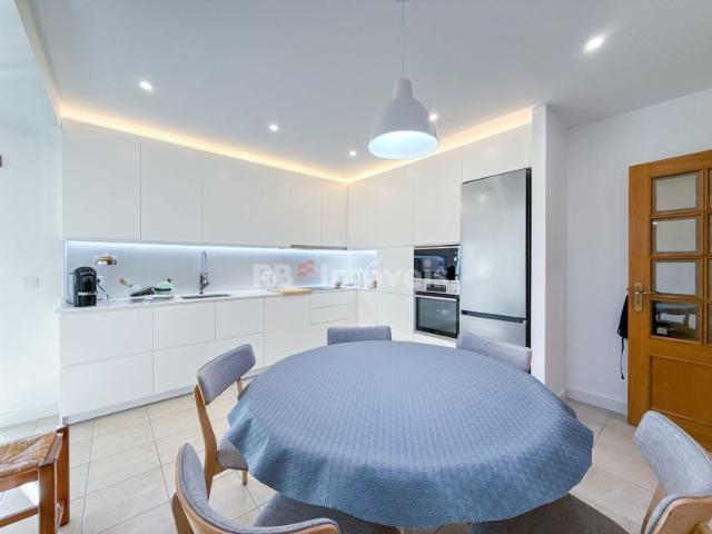 Apartamento T4 com garagem, na zona norte do Entroncamento