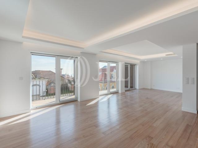 Apartamento T4 com garagem, na Estrela, em Lisboa