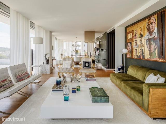 Apartamento T4 com garagem, nas Avenidas Novas, Lisboa