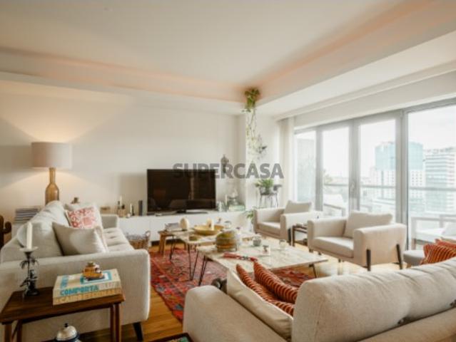 Apartamento T4 com garagem, nas Avenidas Novas, Lisboa