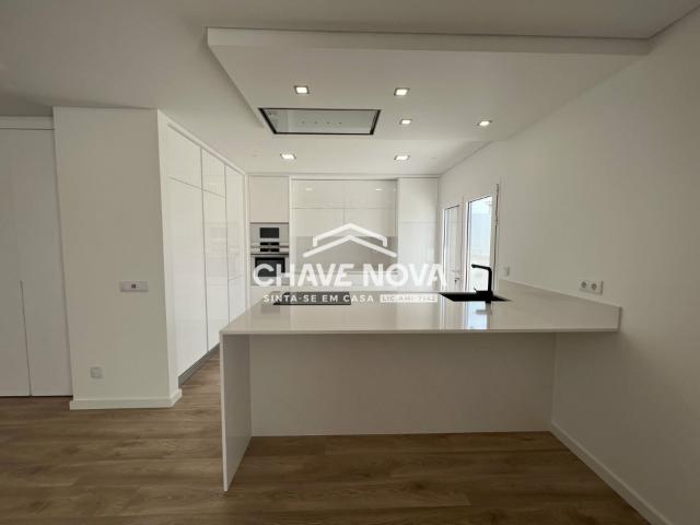 Apartamento T4 com garagem no Montijo Portas da Cidade