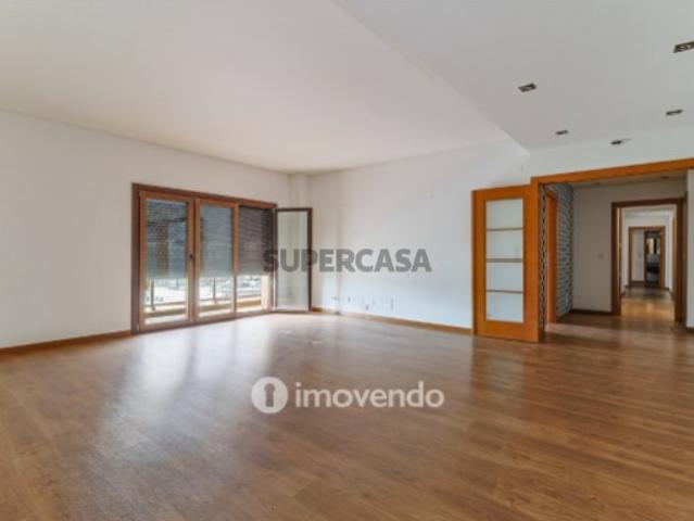 Apartamento T4 com garagem, nos Terraços da Ponte, em Sacavém