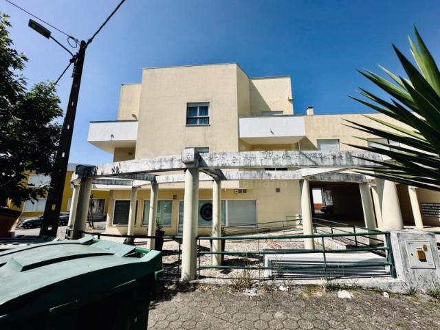 Apartamento T4, com garagem para 2 carros, junto ao St. Paul's e ESAC