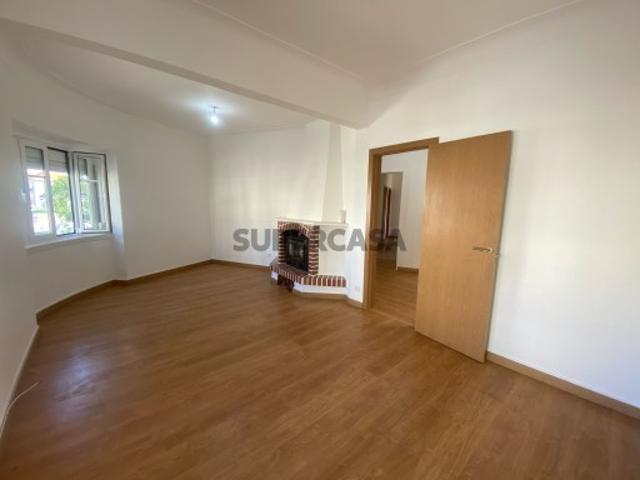 Apartamento T4 com Grande Potencial e Ótima Localização | Localizado nas Mercês Rio de Mouro | Não perca a oportunidade, marque já a sua visita!