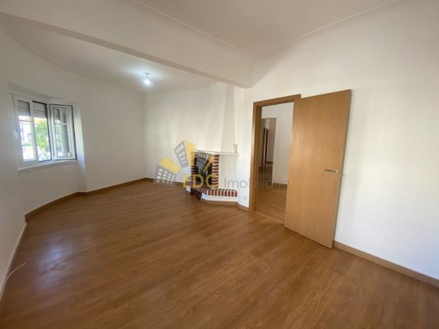 Apartamento T4 com Grande Potencial e Ótima Localização | Localizado nas Mercês Rio de Mouro | Não perca a oportunidade, marque já a sua visita!