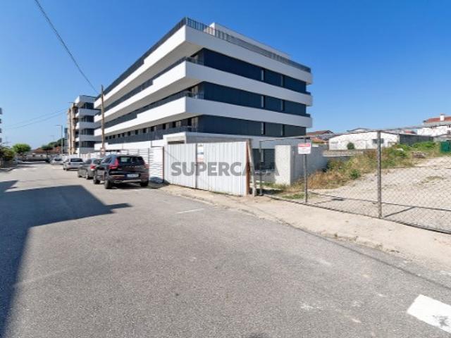 Apartamento T4 com dois terraços no centro de Santa Maria da Feira