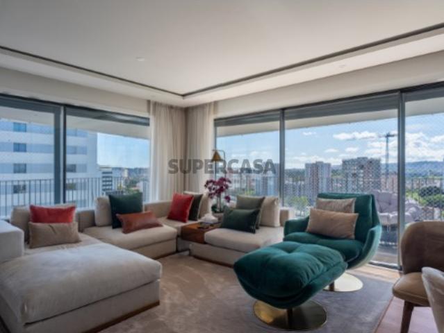 Apartamento T4 com duas varandas e garagem no Lumiar, Lisboa