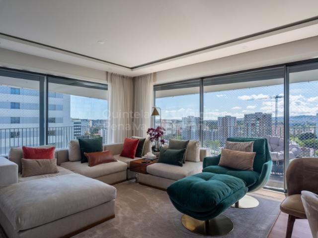 Apartamento T4 com duas varandas e garagem no Lumiar, Lisboa