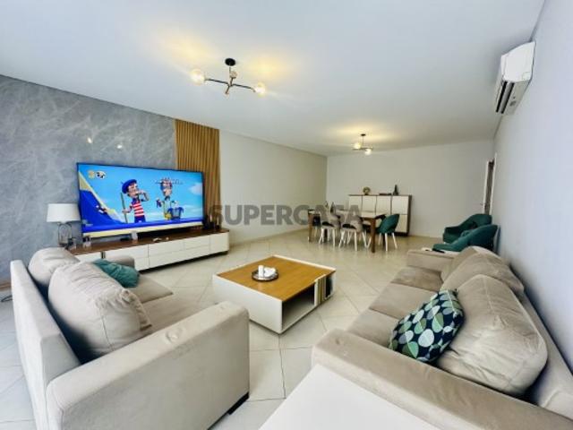 Apartamento T4 com elevador
