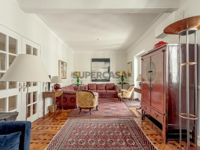 Apartamento T4, com elevador, na Estrela